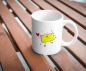 Preview: Weiße Tasse mit Motiv eines gelben Briefes, der ein Herz hält – ideal als Dankeschön für Postboten.